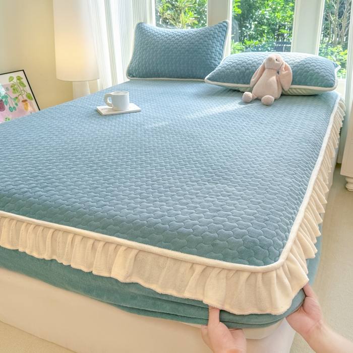 91家纺网 家纺一手货源 找家纺 欣宜家纺 2025秋冬新款韩版牛奶绒床笠法式花边床罩床垫保护套 湖蓝