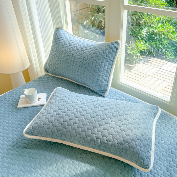 91家纺网 家纺一手货源 找家纺 欣宜家纺 2025秋冬新款韩版牛奶绒床笠法式花边床罩床垫保护套 湖蓝