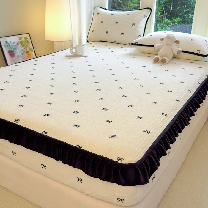 91家纺网 家纺一手货源 找家纺 欣宜家纺 2025秋冬新款韩版牛奶绒床笠法式花边床罩床垫保护套 蝴蝶结米白