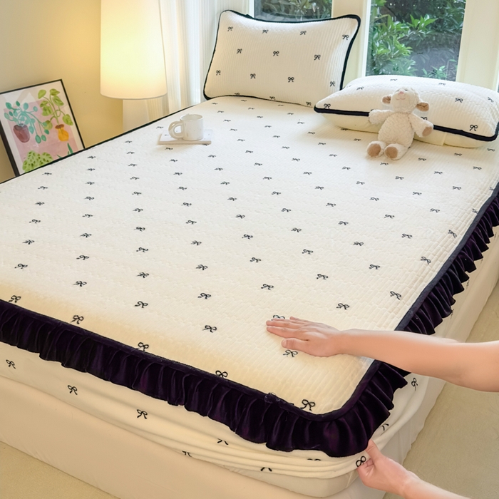 91家纺网 家纺一手货源 找家纺 欣宜家纺 2025秋冬新款韩版牛奶绒床笠法式花边床罩床垫保护套 蝴蝶结米白