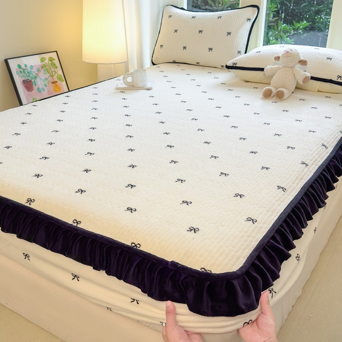 91家纺网 家纺一手货源 找家纺 欣宜家纺 2025秋冬新款韩版牛奶绒床笠法式花边床罩床垫保护套 蝴蝶结米白