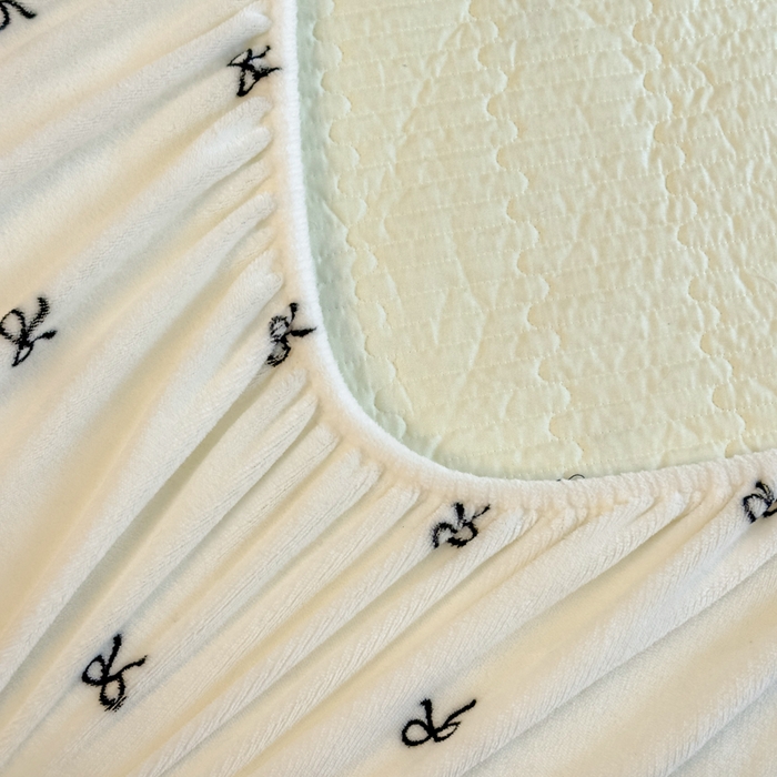 91家纺网 家纺一手货源 找家纺 欣宜家纺 2025秋冬新款韩版牛奶绒床笠法式花边床罩床垫保护套 蝴蝶结米白