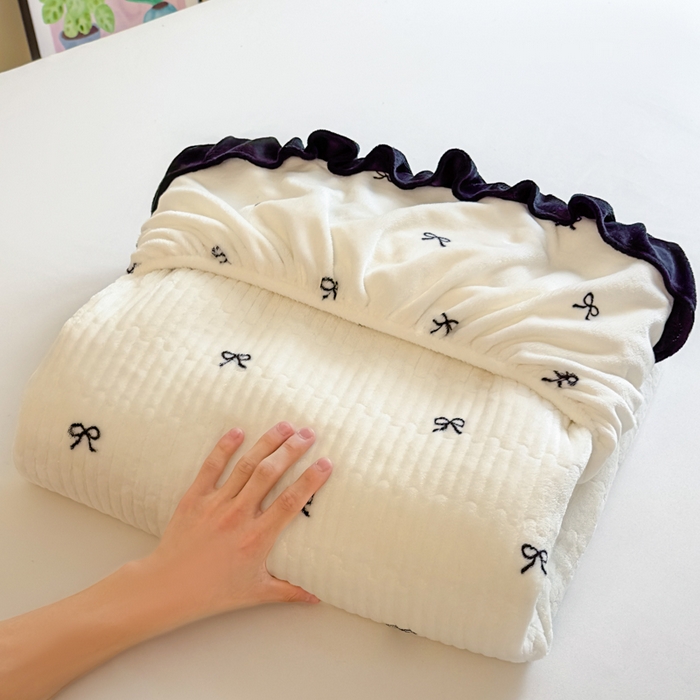 91家纺网 家纺一手货源 找家纺 欣宜家纺 2025秋冬新款韩版牛奶绒床笠法式花边床罩床垫保护套 蝴蝶结米白