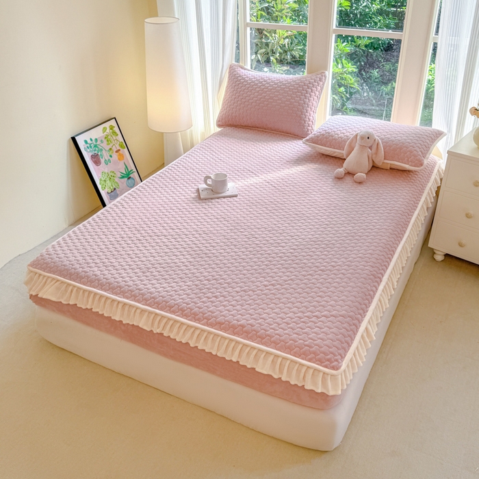 91家纺网 家纺一手货源 找家纺 欣宜家纺 2025秋冬新款韩版牛奶绒床笠法式花边床罩床垫保护套 嫩粉