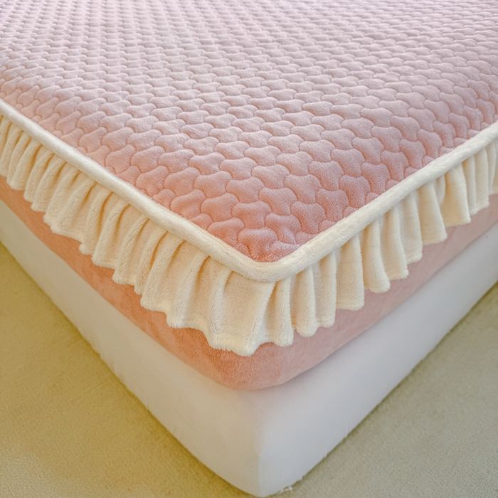 91家纺网 家纺一手货源 找家纺 欣宜家纺 2025秋冬新款韩版牛奶绒床笠法式花边床罩床垫保护套 嫩粉