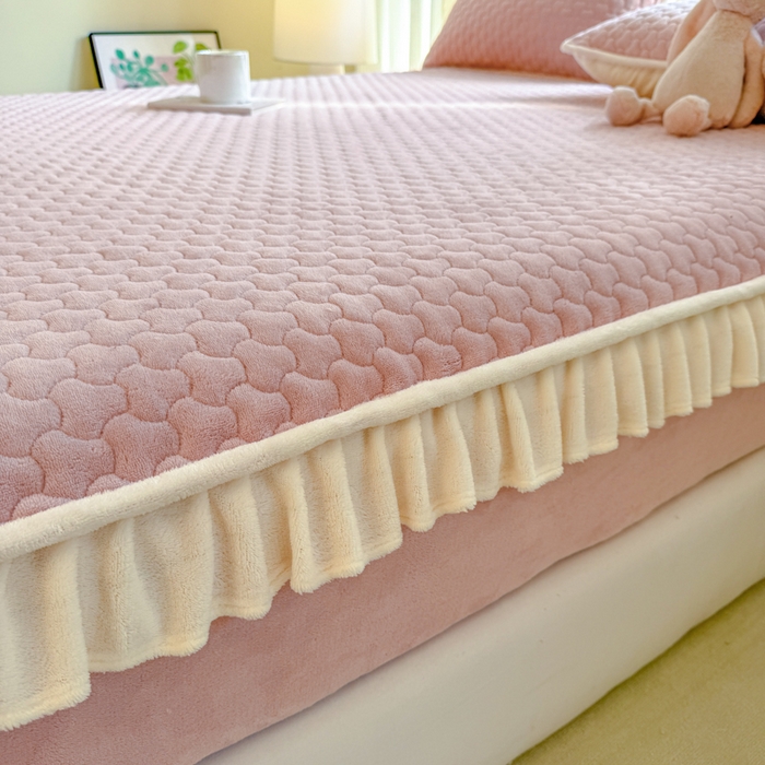 91家纺网 家纺一手货源 找家纺 欣宜家纺 2025秋冬新款韩版牛奶绒床笠法式花边床罩床垫保护套 嫩粉