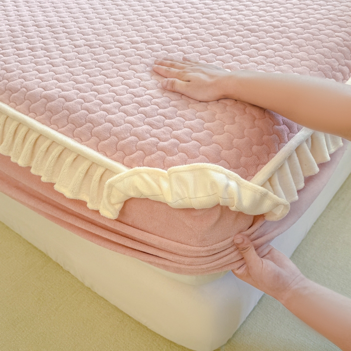 91家纺网 家纺一手货源 找家纺 欣宜家纺 2025秋冬新款韩版牛奶绒床笠法式花边床罩床垫保护套 嫩粉