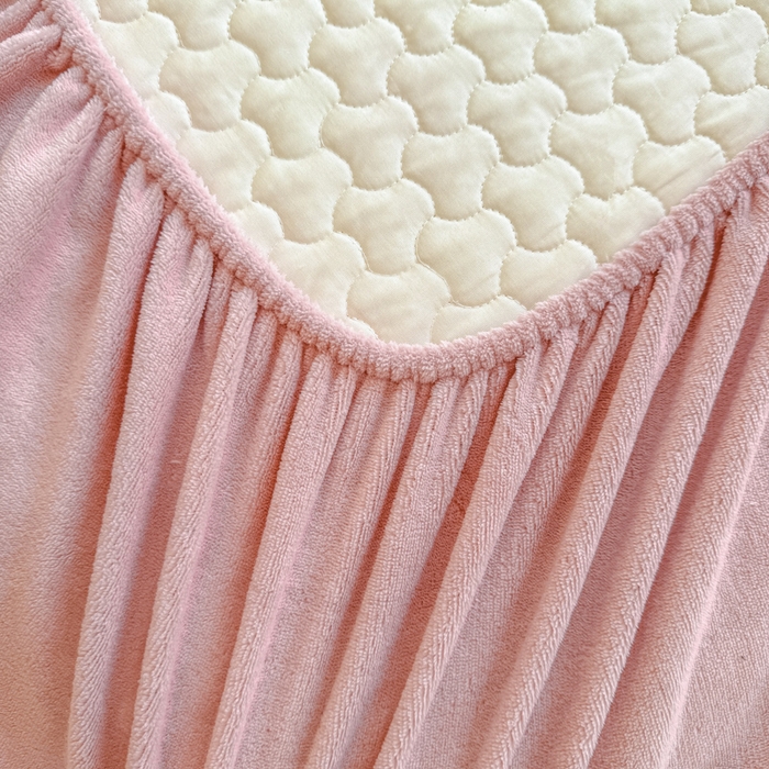 91家纺网 家纺一手货源 找家纺 欣宜家纺 2025秋冬新款韩版牛奶绒床笠法式花边床罩床垫保护套 嫩粉