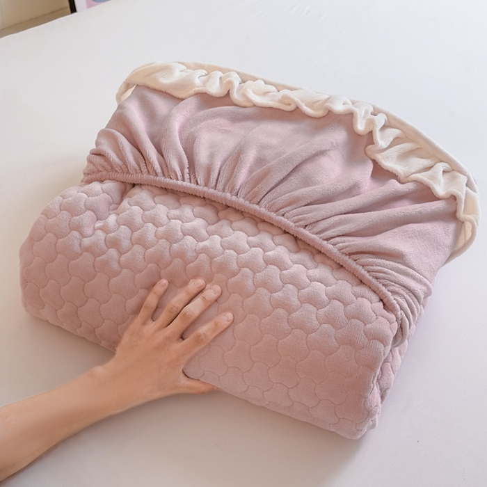 91家纺网 家纺一手货源 找家纺 欣宜家纺 2025秋冬新款韩版牛奶绒床笠法式花边床罩床垫保护套 嫩粉