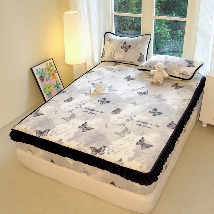 91家纺网 家纺一手货源 找家纺 欣宜家纺 2025秋冬新款韩版牛奶绒床笠法式花边床罩床垫保护套 水墨蝶影