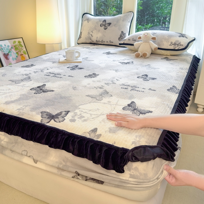 91家纺网 家纺一手货源 找家纺 欣宜家纺 2025秋冬新款韩版牛奶绒床笠法式花边床罩床垫保护套 水墨蝶影