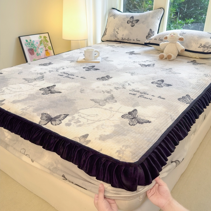 91家纺网 家纺一手货源 找家纺 欣宜家纺 2025秋冬新款韩版牛奶绒床笠法式花边床罩床垫保护套 水墨蝶影