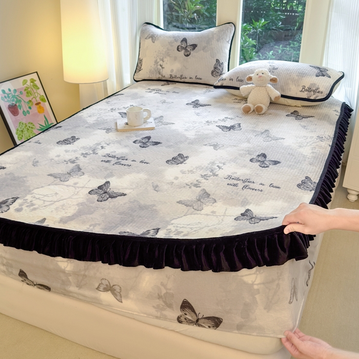 91家纺网 家纺一手货源 找家纺 欣宜家纺 2025秋冬新款韩版牛奶绒床笠法式花边床罩床垫保护套 水墨蝶影