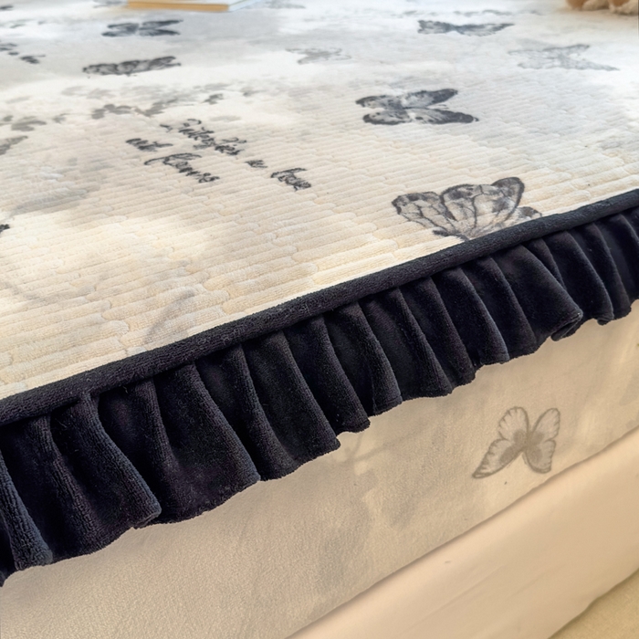 91家纺网 家纺一手货源 找家纺 欣宜家纺 2025秋冬新款韩版牛奶绒床笠法式花边床罩床垫保护套 水墨蝶影