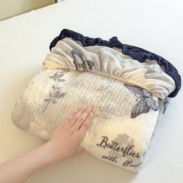 91家纺网 家纺一手货源 找家纺 欣宜家纺 2025秋冬新款韩版牛奶绒床笠法式花边床罩床垫保护套 水墨蝶影