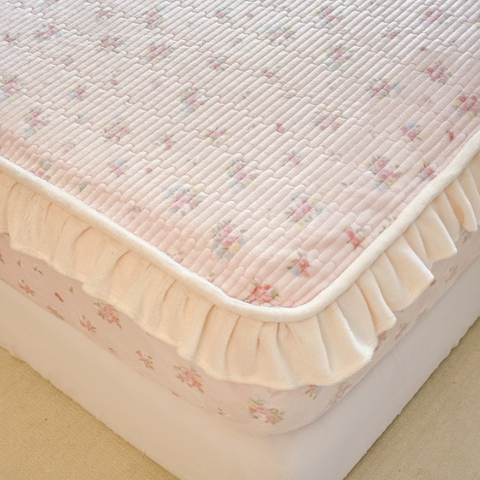 91家纺网 家纺一手货源 找家纺 欣宜家纺 2025秋冬新款韩版牛奶绒床笠法式花边床罩床垫保护套 碎花粉