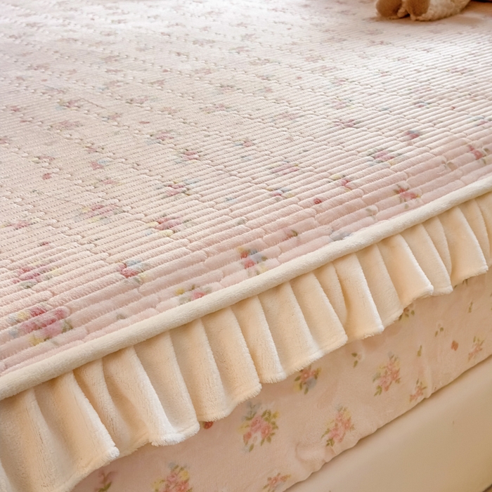 91家纺网 家纺一手货源 找家纺 欣宜家纺 2025秋冬新款韩版牛奶绒床笠法式花边床罩床垫保护套 碎花粉