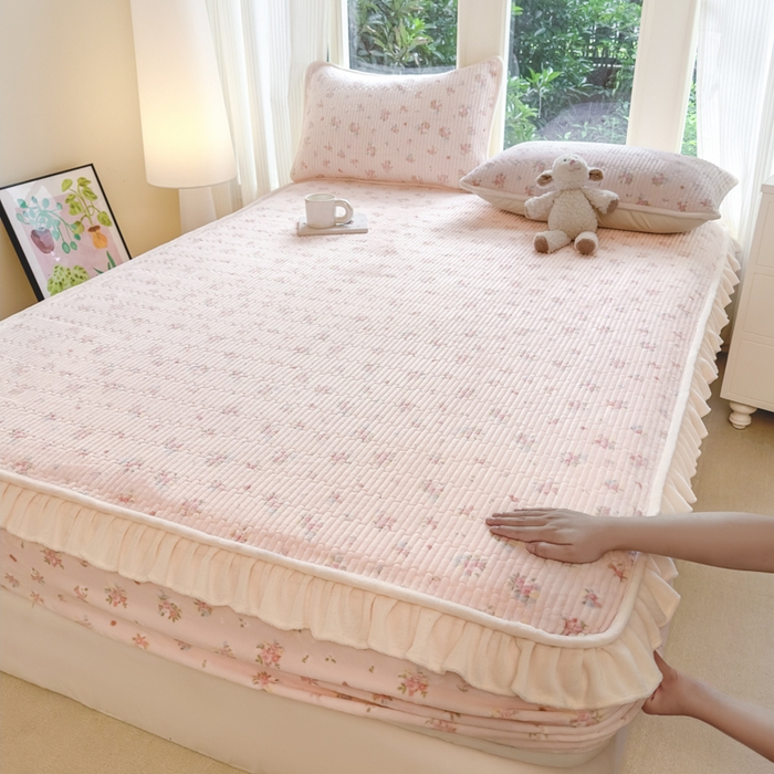 91家纺网 家纺一手货源 找家纺 欣宜家纺 2025秋冬新款韩版牛奶绒床笠法式花边床罩床垫保护套 碎花粉