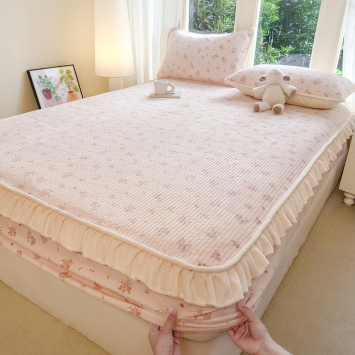 91家纺网 家纺一手货源 找家纺 欣宜家纺 2025秋冬新款韩版牛奶绒床笠法式花边床罩床垫保护套 碎花粉