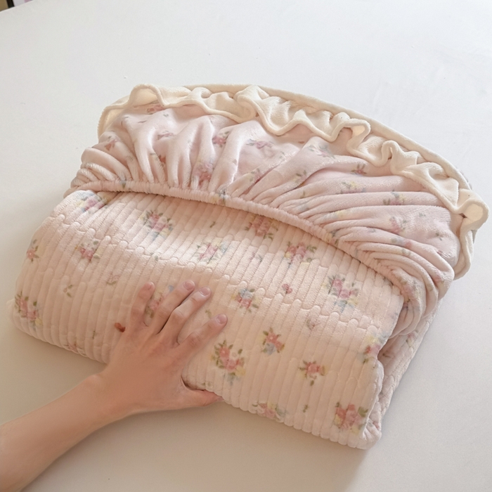 91家纺网 家纺一手货源 找家纺 欣宜家纺 2025秋冬新款韩版牛奶绒床笠法式花边床罩床垫保护套 碎花粉