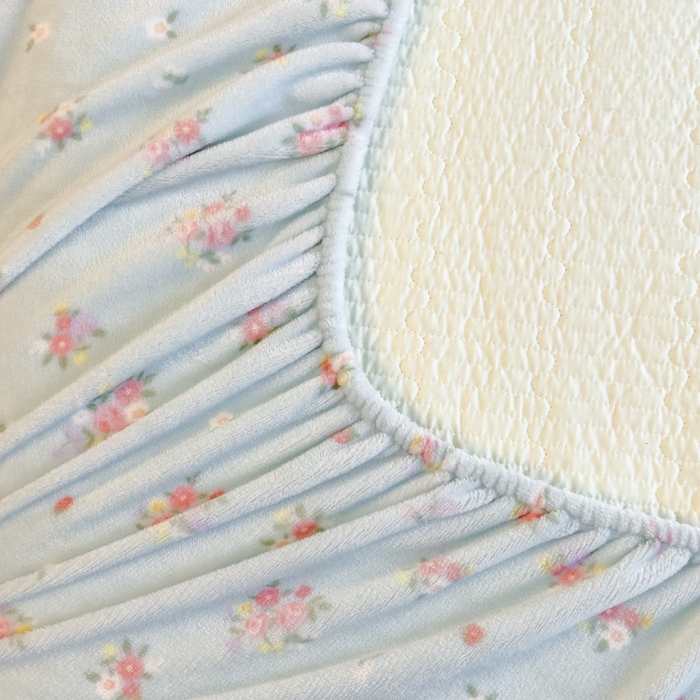 91家纺网 家纺一手货源 找家纺 欣宜家纺 2025秋冬新款韩版牛奶绒床笠法式花边床罩床垫保护套 碎花绿