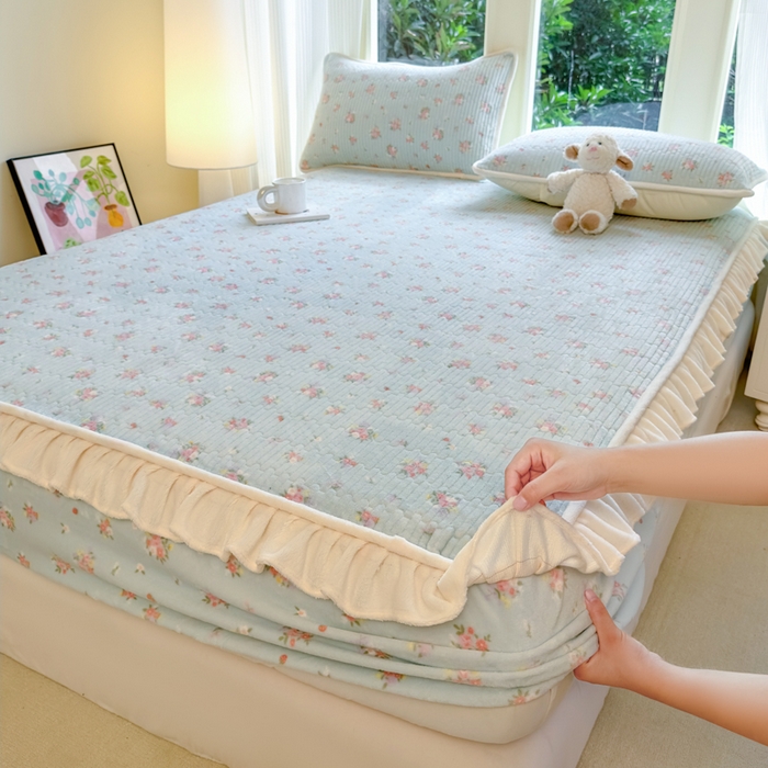 91家纺网 家纺一手货源 找家纺 欣宜家纺 2025秋冬新款韩版牛奶绒床笠法式花边床罩床垫保护套 碎花绿