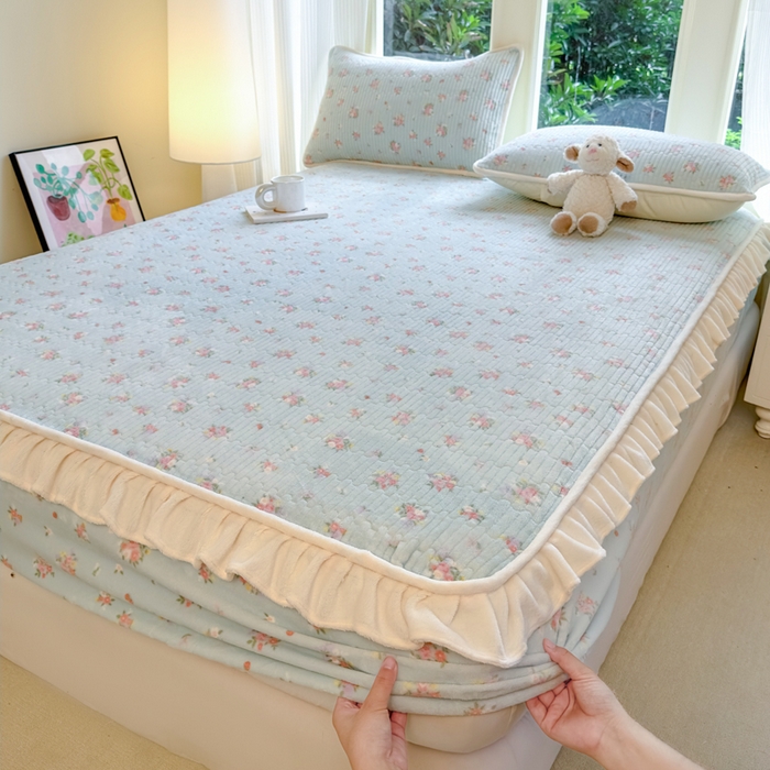 91家纺网 家纺一手货源 找家纺 欣宜家纺 2025秋冬新款韩版牛奶绒床笠法式花边床罩床垫保护套 碎花绿