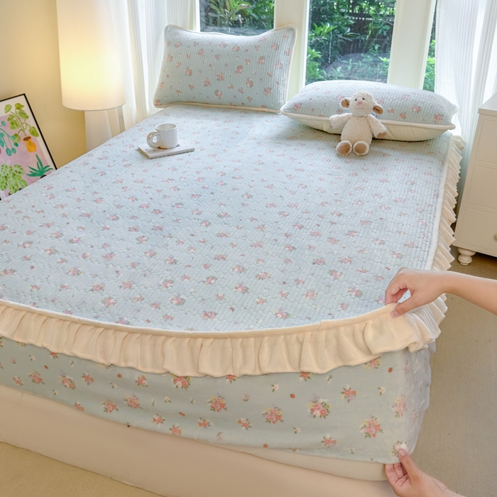 91家纺网 家纺一手货源 找家纺 欣宜家纺 2025秋冬新款韩版牛奶绒床笠法式花边床罩床垫保护套 碎花绿