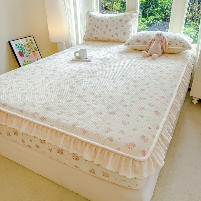 91家纺网 家纺一手货源 找家纺 欣宜家纺 2025秋冬新款韩版牛奶绒床笠法式花边床罩床垫保护套 碎花米