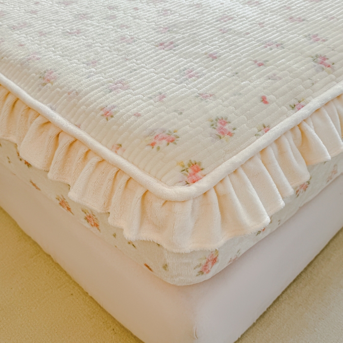 91家纺网 家纺一手货源 找家纺 欣宜家纺 2025秋冬新款韩版牛奶绒床笠法式花边床罩床垫保护套 碎花米