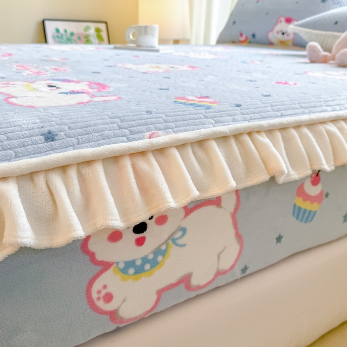 91家纺网 家纺一手货源 找家纺 欣宜家纺 2025秋冬新款韩版牛奶绒床笠法式花边床罩床垫保护套 甜心比尔