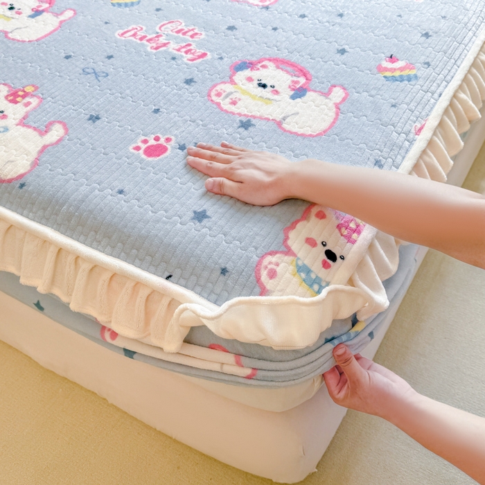 91家纺网 家纺一手货源 找家纺 欣宜家纺 2025秋冬新款韩版牛奶绒床笠法式花边床罩床垫保护套 甜心比尔