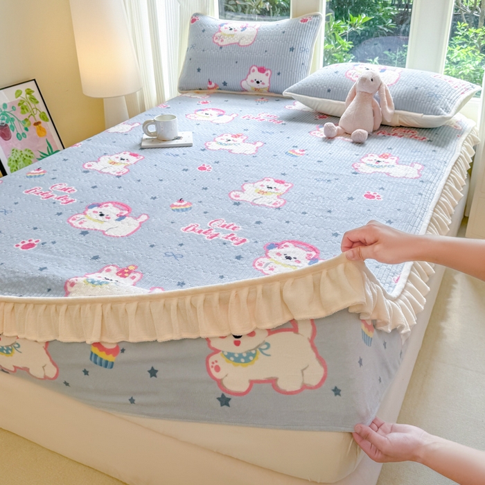 91家纺网 家纺一手货源 找家纺 欣宜家纺 2025秋冬新款韩版牛奶绒床笠法式花边床罩床垫保护套 甜心比尔