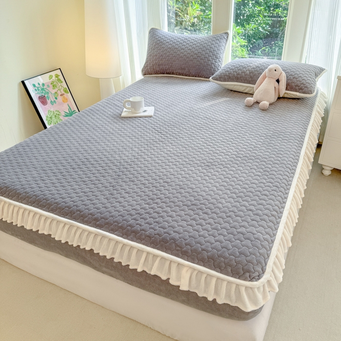 91家纺网 家纺一手货源 找家纺 欣宜家纺 2025秋冬新款韩版牛奶绒床笠法式花边床罩床垫保护套 云灰