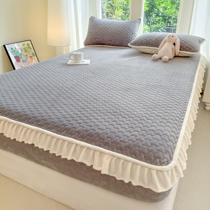 91家纺网 家纺一手货源 找家纺 欣宜家纺 2025秋冬新款韩版牛奶绒床笠法式花边床罩床垫保护套 云灰