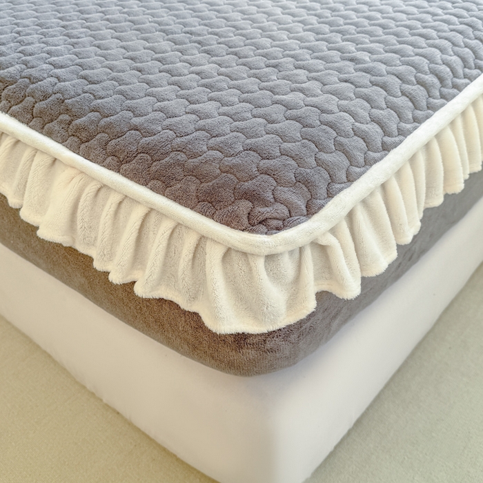 91家纺网 家纺一手货源 找家纺 欣宜家纺 2025秋冬新款韩版牛奶绒床笠法式花边床罩床垫保护套 云灰