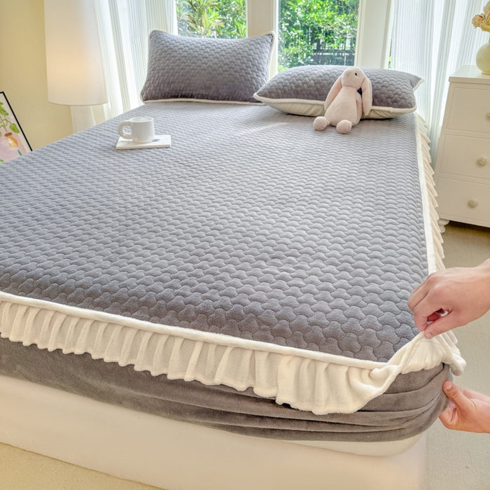 91家纺网 家纺一手货源 找家纺 欣宜家纺 2025秋冬新款韩版牛奶绒床笠法式花边床罩床垫保护套 云灰