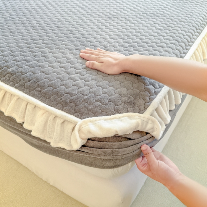 91家纺网 家纺一手货源 找家纺 欣宜家纺 2025秋冬新款韩版牛奶绒床笠法式花边床罩床垫保护套 云灰