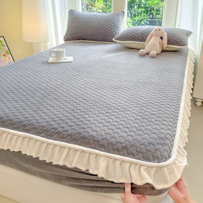 91家纺网 家纺一手货源 找家纺 欣宜家纺 2025秋冬新款韩版牛奶绒床笠法式花边床罩床垫保护套 云灰