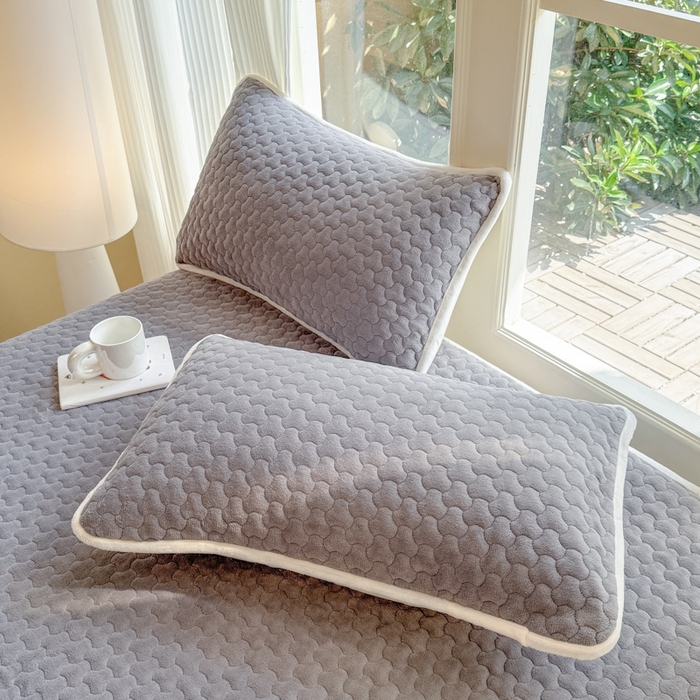 91家纺网 家纺一手货源 找家纺 欣宜家纺 2025秋冬新款韩版牛奶绒床笠法式花边床罩床垫保护套 云灰