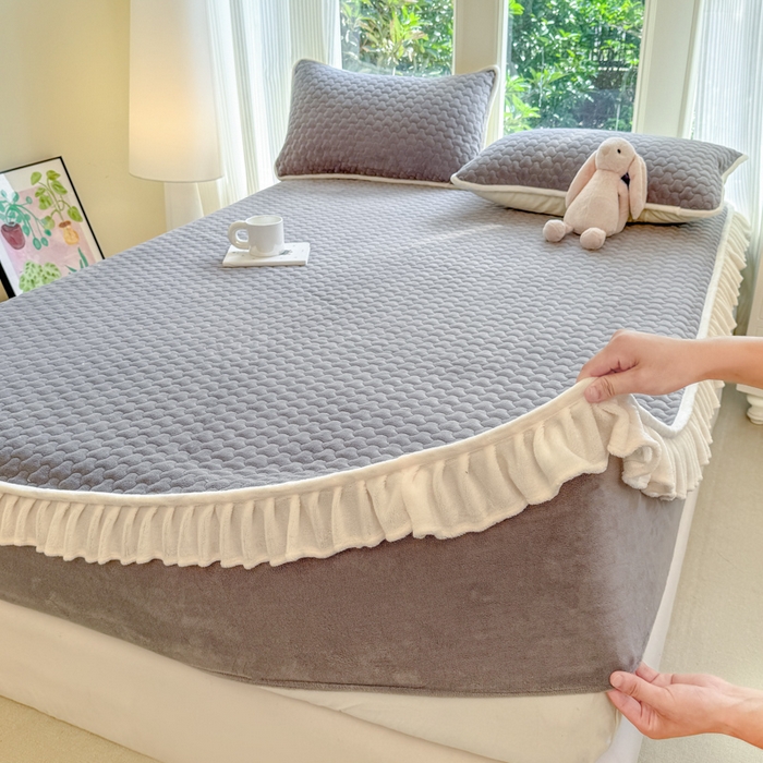 91家纺网 家纺一手货源 找家纺 欣宜家纺 2025秋冬新款韩版牛奶绒床笠法式花边床罩床垫保护套 云灰