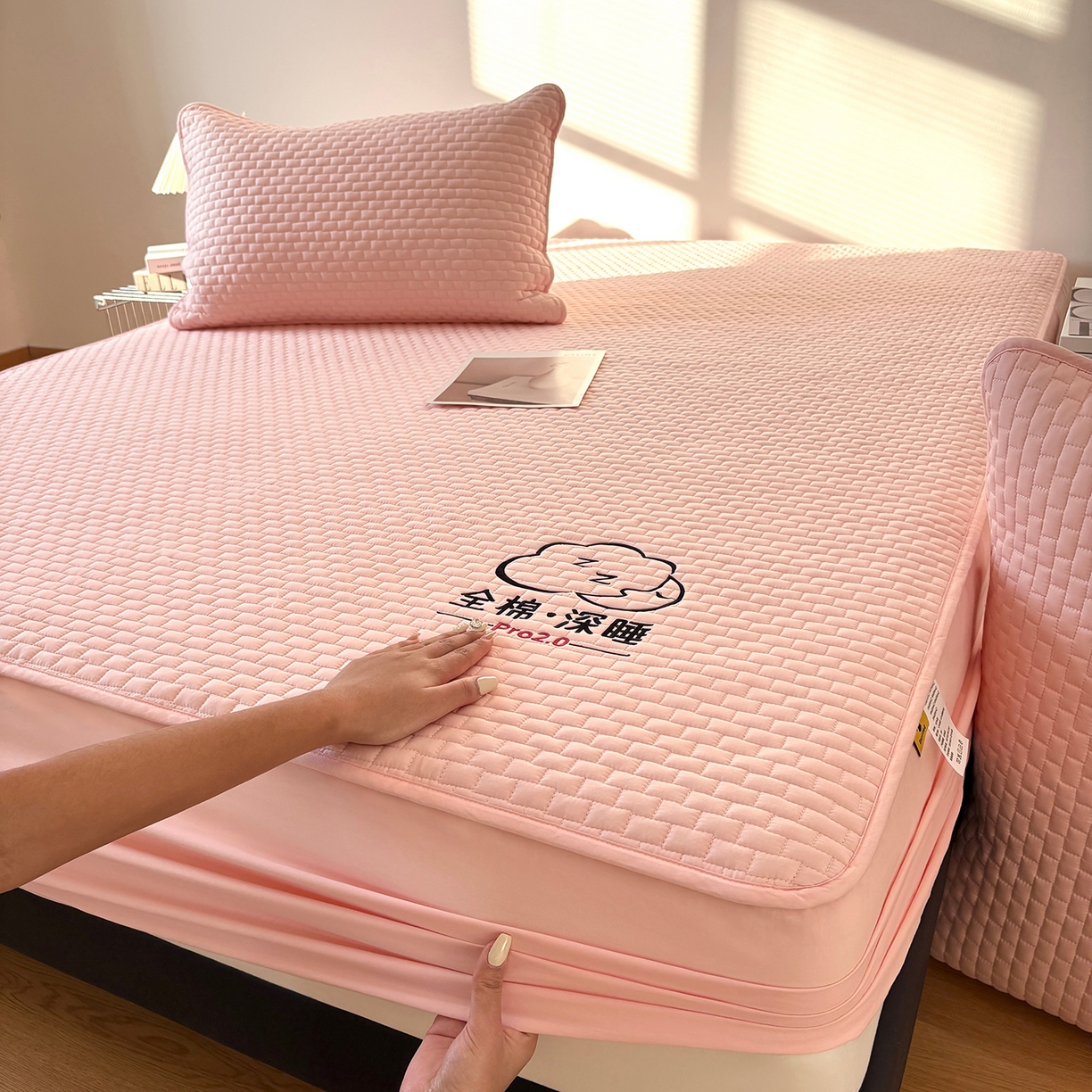 91家纺网 家纺一手货源 找家纺 居眠 2026新款莱尔-全棉深睡夹棉床笠 莱尔-粉