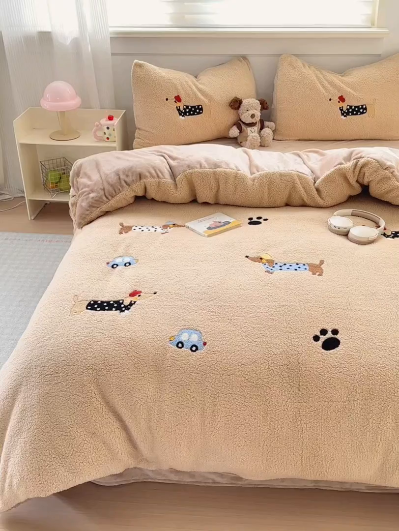 91家纺网 家纺一手货源 找家纺 （总）欣宜家纺 2025新款ins风200克羊羔绒毛巾绣牛奶绒四件套加厚保暖床单被套宿舍三件套