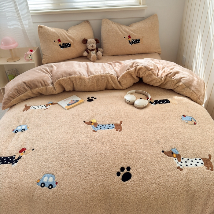 91家纺网 家纺一手货源 找家纺 （总）欣宜家纺 2025新款ins风200克羊羔绒毛巾绣牛奶绒四件套加厚保暖床单被套宿舍三件套