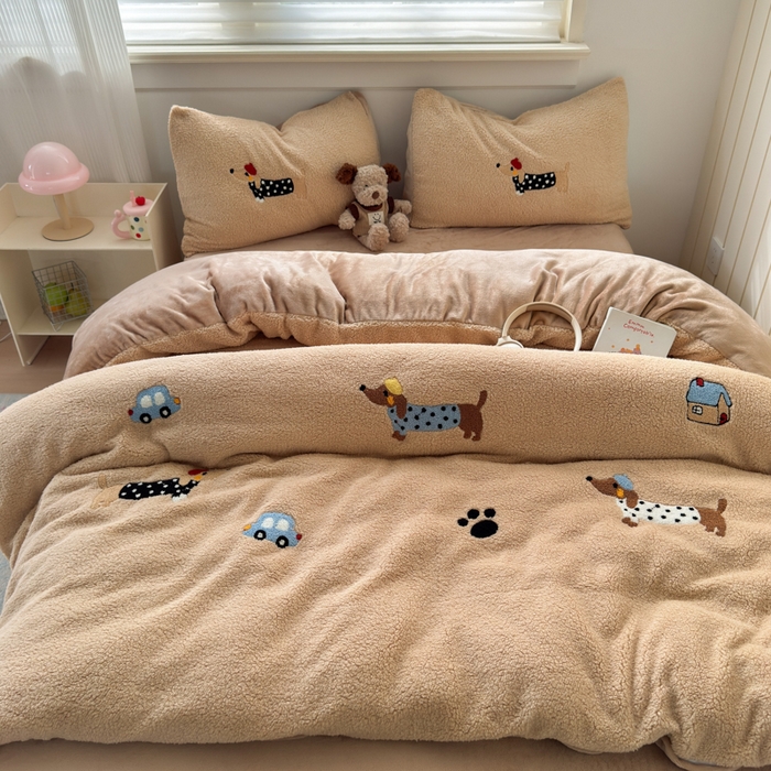 91家纺网 家纺一手货源 找家纺 （总）欣宜家纺 2025新款ins风200克羊羔绒毛巾绣牛奶绒四件套加厚保暖床单被套宿舍三件套