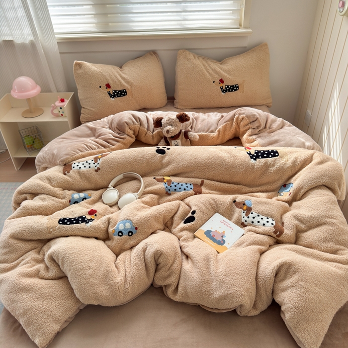 91家纺网 家纺一手货源 找家纺 （总）欣宜家纺 2025新款ins风200克羊羔绒毛巾绣牛奶绒四件套加厚保暖床单被套宿舍三件套