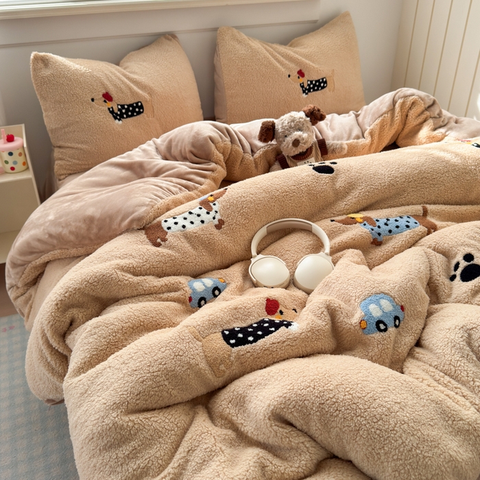 91家纺网 家纺一手货源 找家纺 （总）欣宜家纺 2025新款ins风200克羊羔绒毛巾绣牛奶绒四件套加厚保暖床单被套宿舍三件套