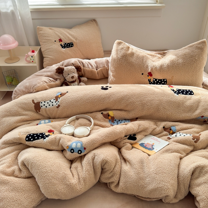 91家纺网 家纺一手货源 找家纺 （总）欣宜家纺 2025新款ins风200克羊羔绒毛巾绣牛奶绒四件套加厚保暖床单被套宿舍三件套