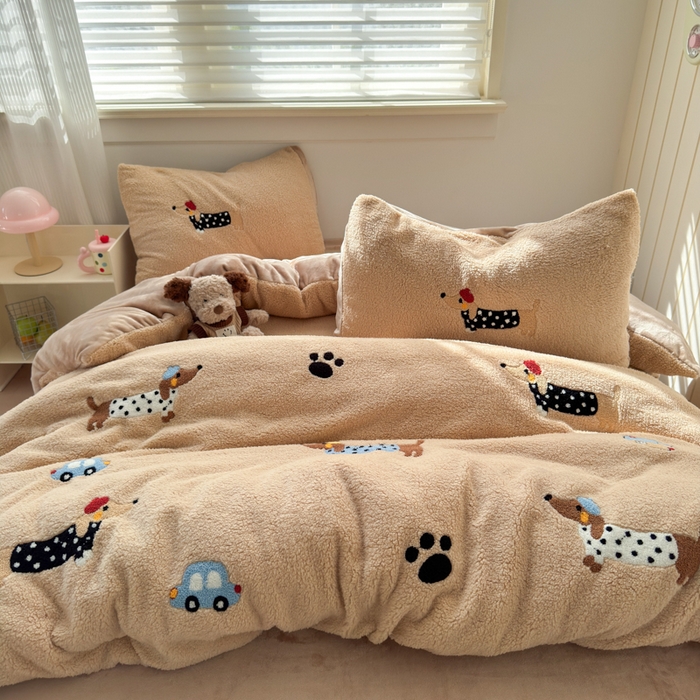 91家纺网 家纺一手货源 找家纺 （总）欣宜家纺 2025新款ins风200克羊羔绒毛巾绣牛奶绒四件套加厚保暖床单被套宿舍三件套