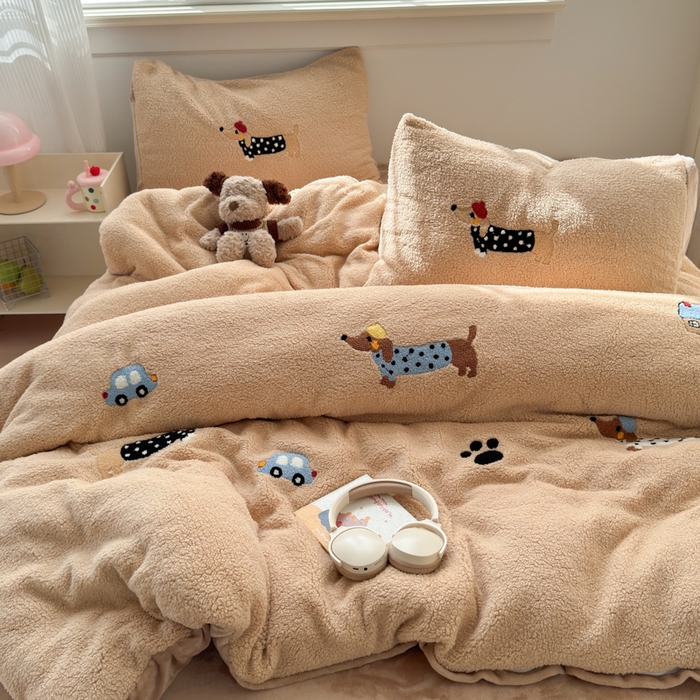 91家纺网 家纺一手货源 找家纺 （总）欣宜家纺 2025新款ins风200克羊羔绒毛巾绣牛奶绒四件套加厚保暖床单被套宿舍三件套